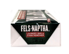 Mano usando Fels Naptha para frotar una mancha grasienta y mejorar su eliminación