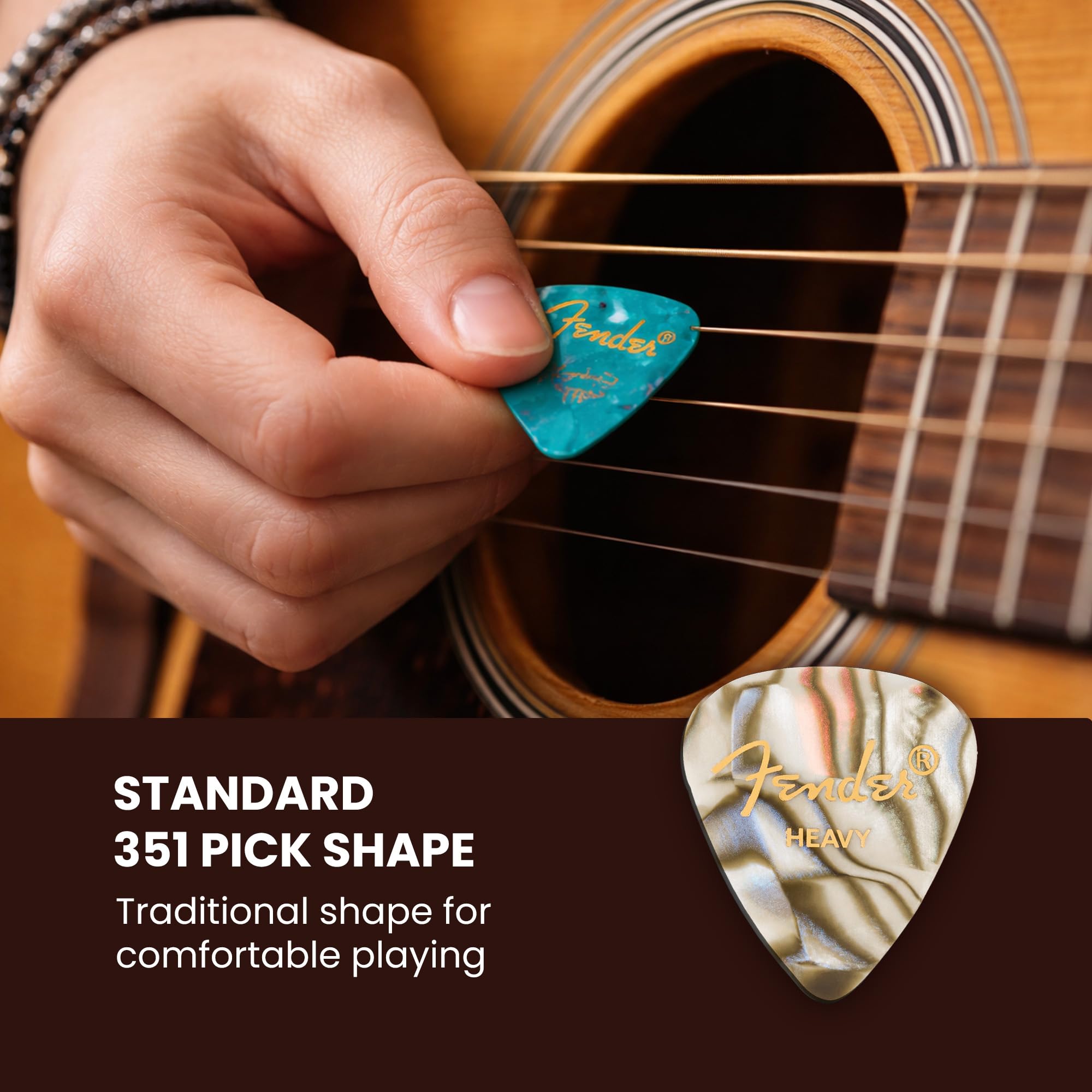 Fender púa en acción sobre madera de guitarra para rasgueo claro