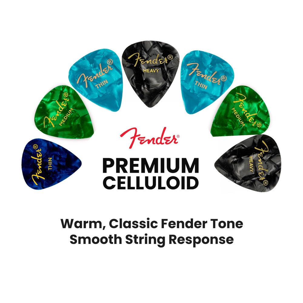 Fender púa sostenida en mano que muestra tamaño y escala