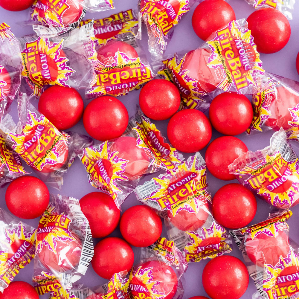 Ferrara Wonka Atomic Fireball caramelo suelto con brillo para apreciar forma esférica