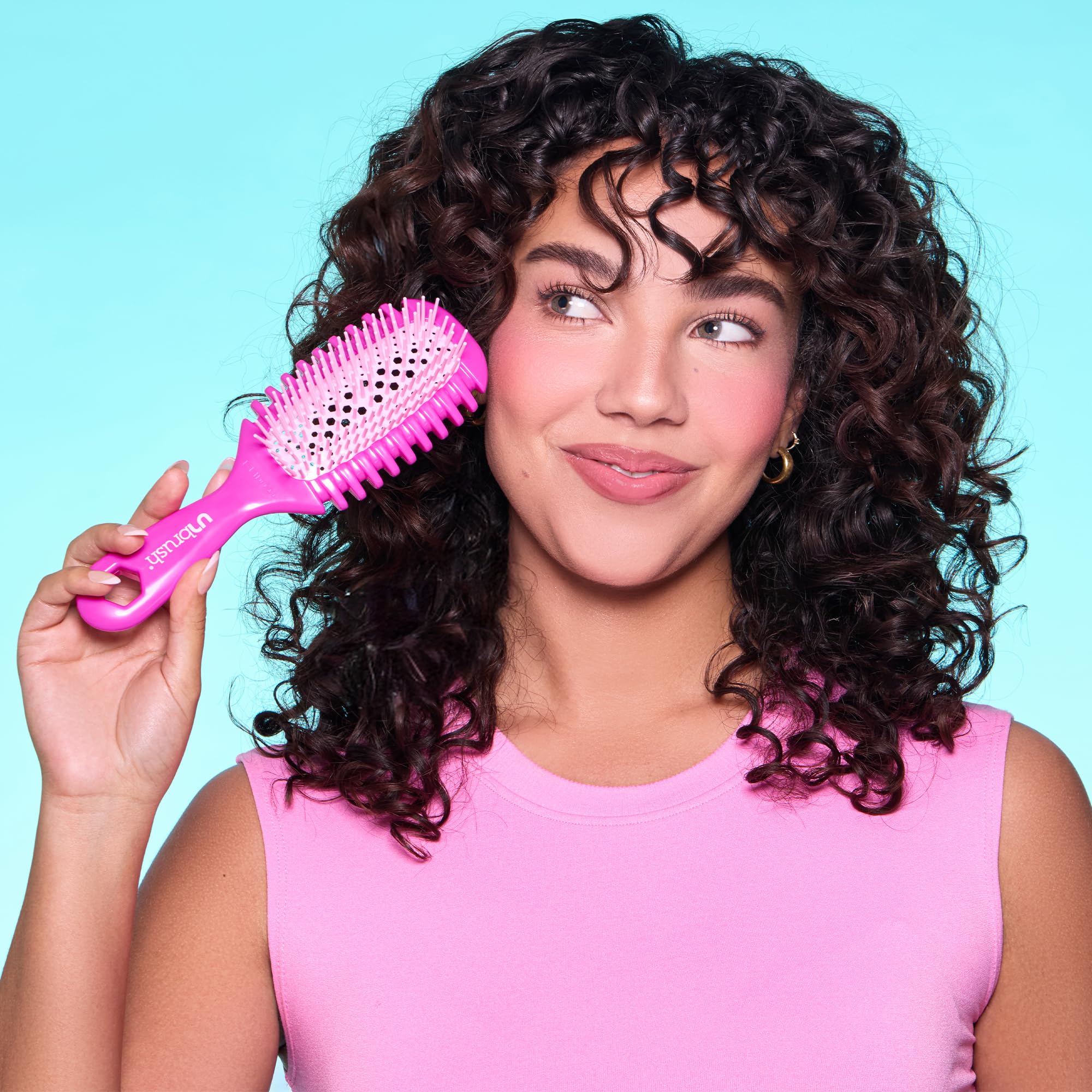 FHI Heat cepillo junto a productos para lavado ideal en la rutina de cuidado