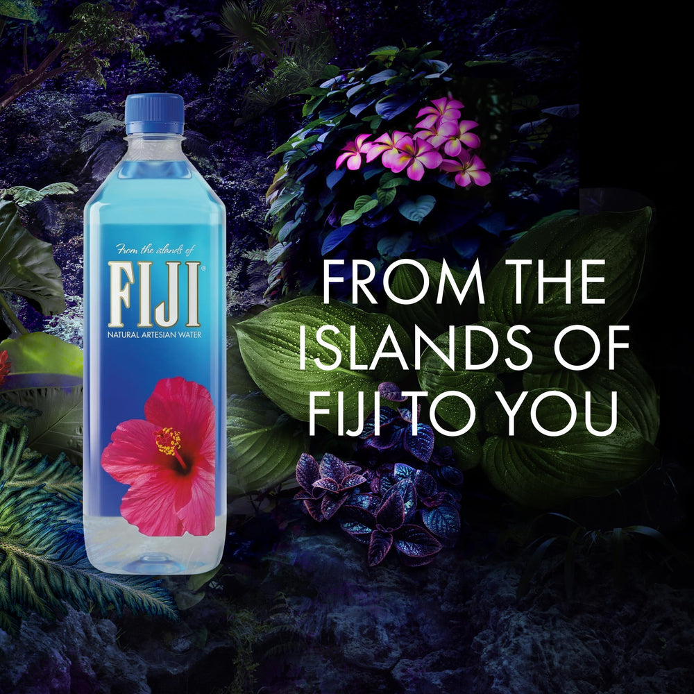 FIJI botella en mochila durante senderismo para hidratación fiable en ruta