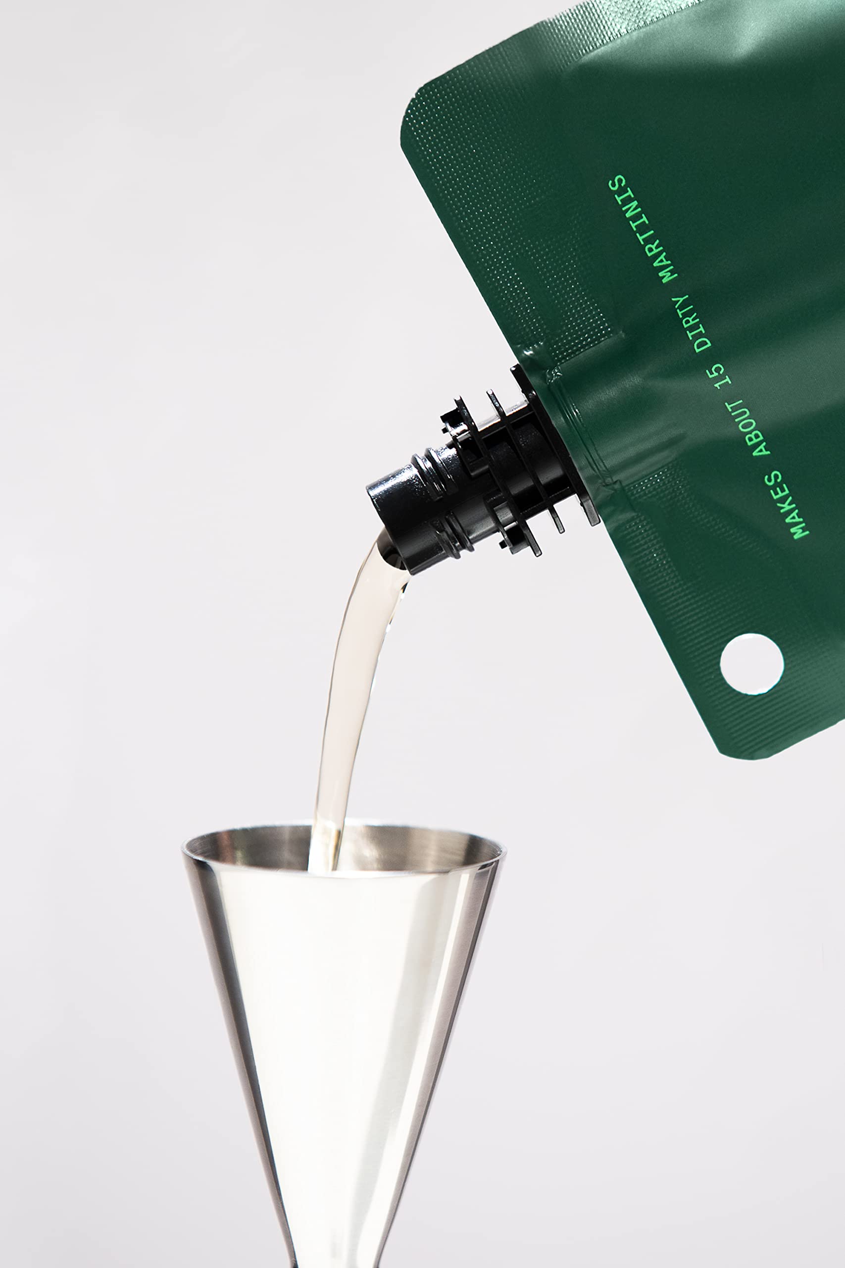 Filthy Olive Brine vertiéndose en un vaso para martini, realza sabor y equilibrio