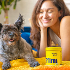 Finn gomita en mano para comparar tamaño y dosificación visual