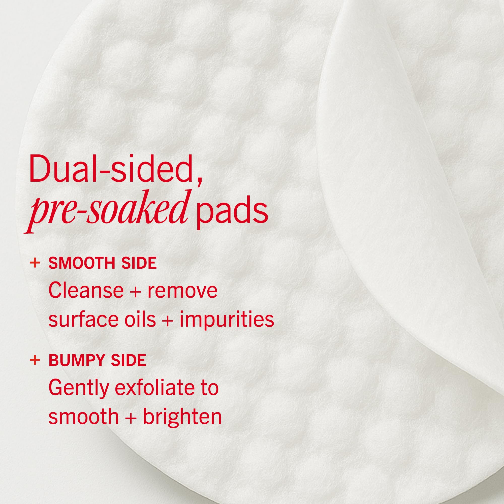 First Aid Beauty pad entre dedos para comparar tamaño y facilidad de uso
