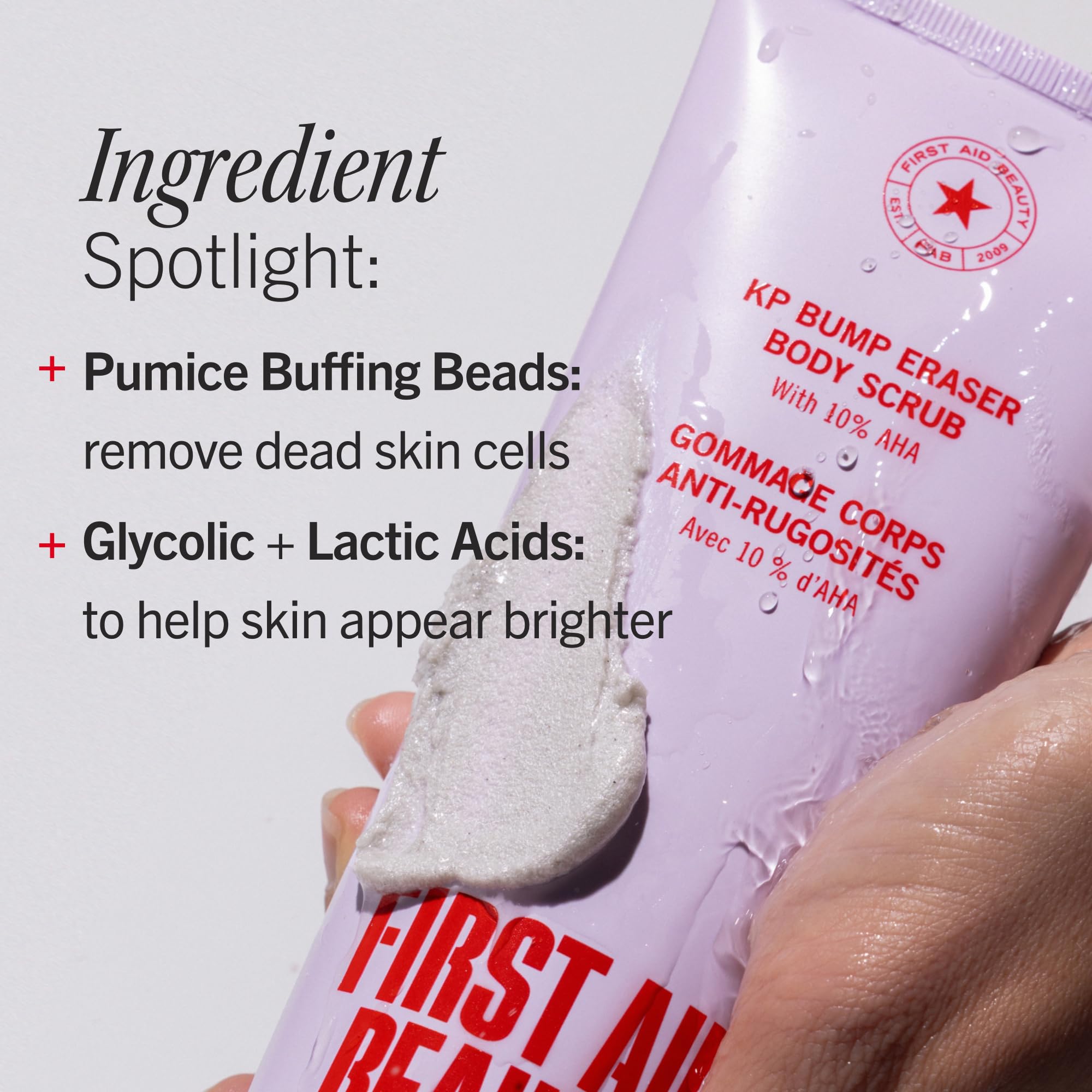 First Aid Beauty persona aplicando el exfoliante en la ducha para mejorar textura corporal