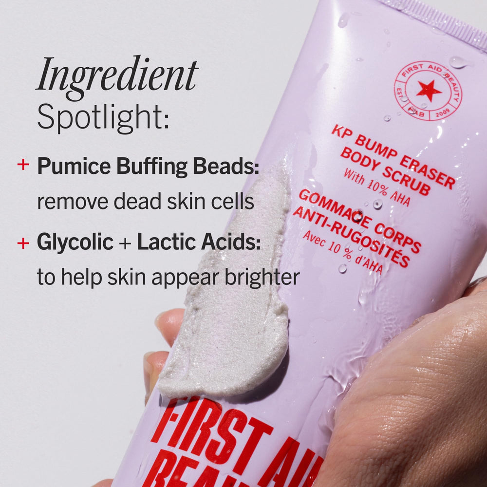 First Aid Beauty persona aplicando el exfoliante en la ducha para mejorar textura corporal