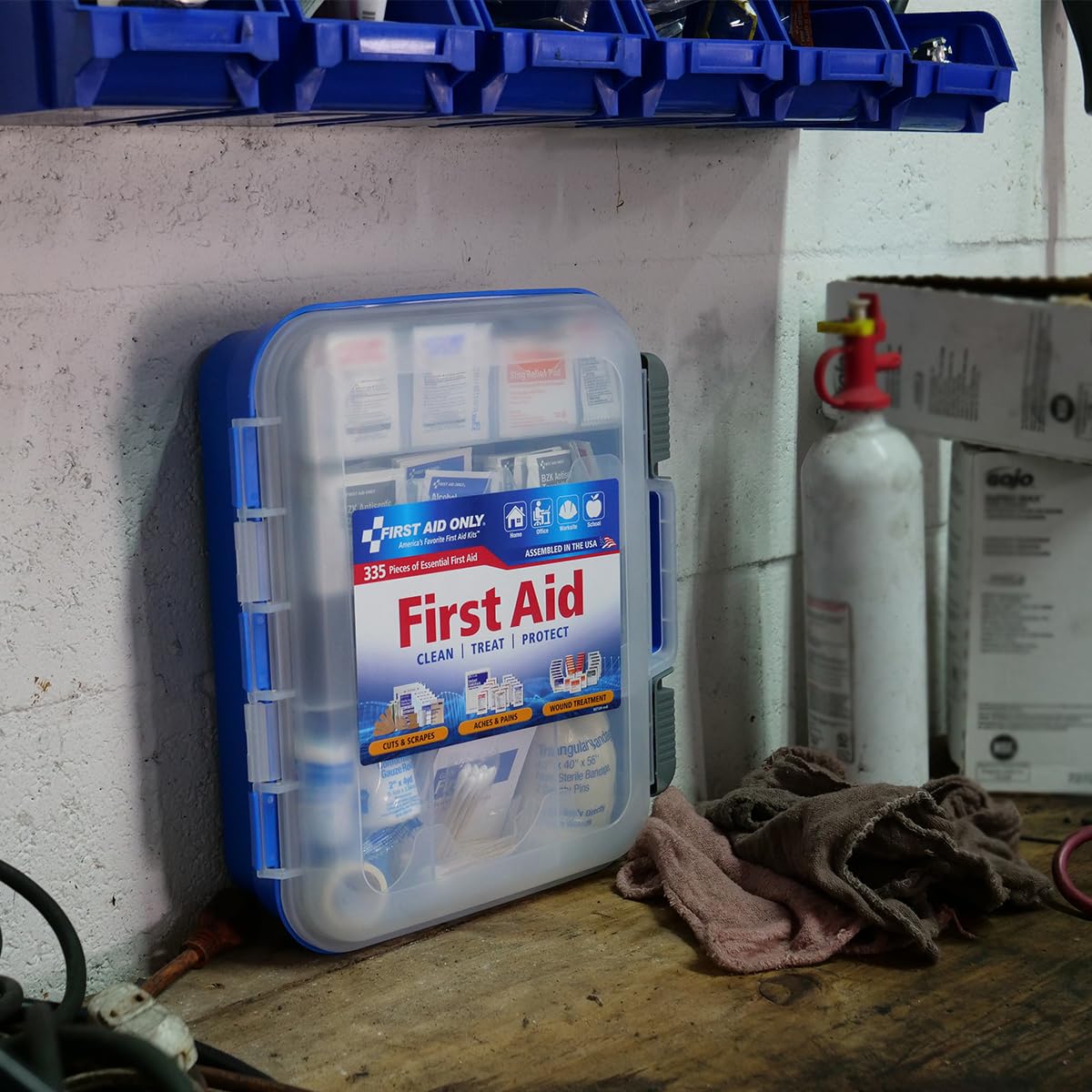First Aid Only uso en hogar mostrando atención rápida a cortes pequeños