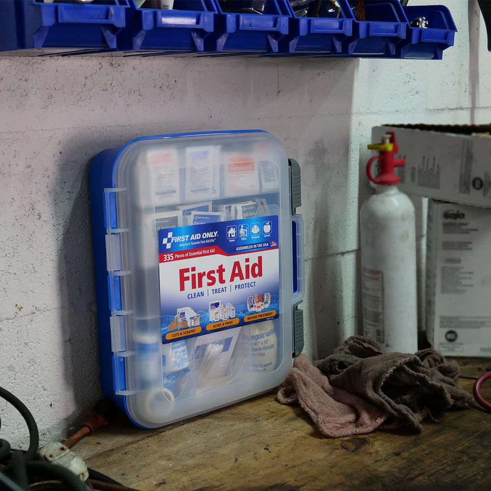 First Aid Only uso en hogar mostrando atención rápida a cortes pequeños