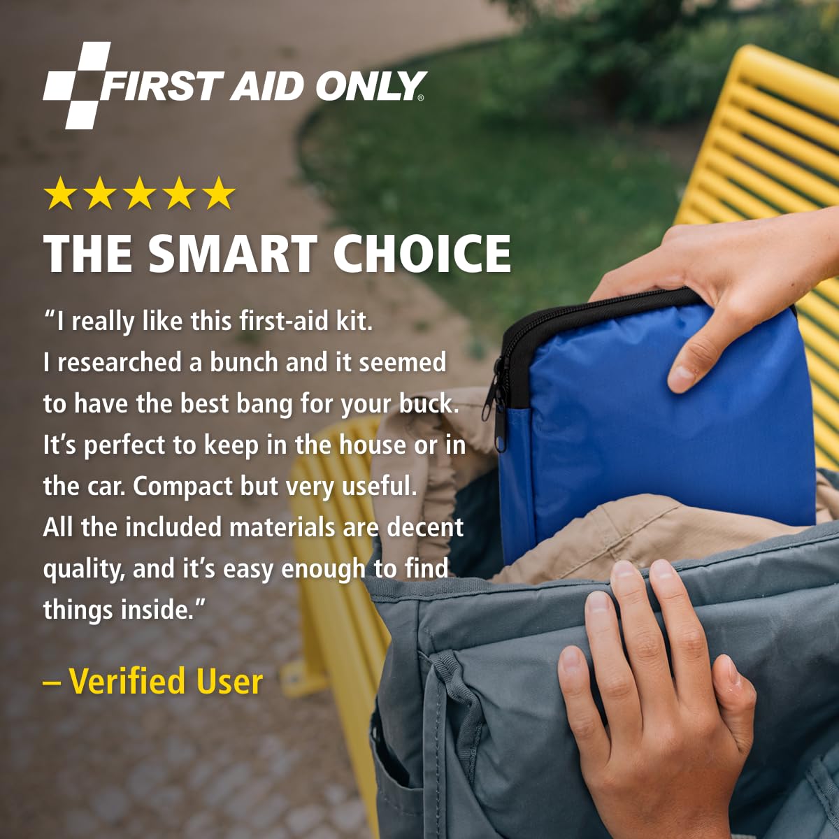First Aid Only comparación de tamaño junto a una botella, compacto y manejable