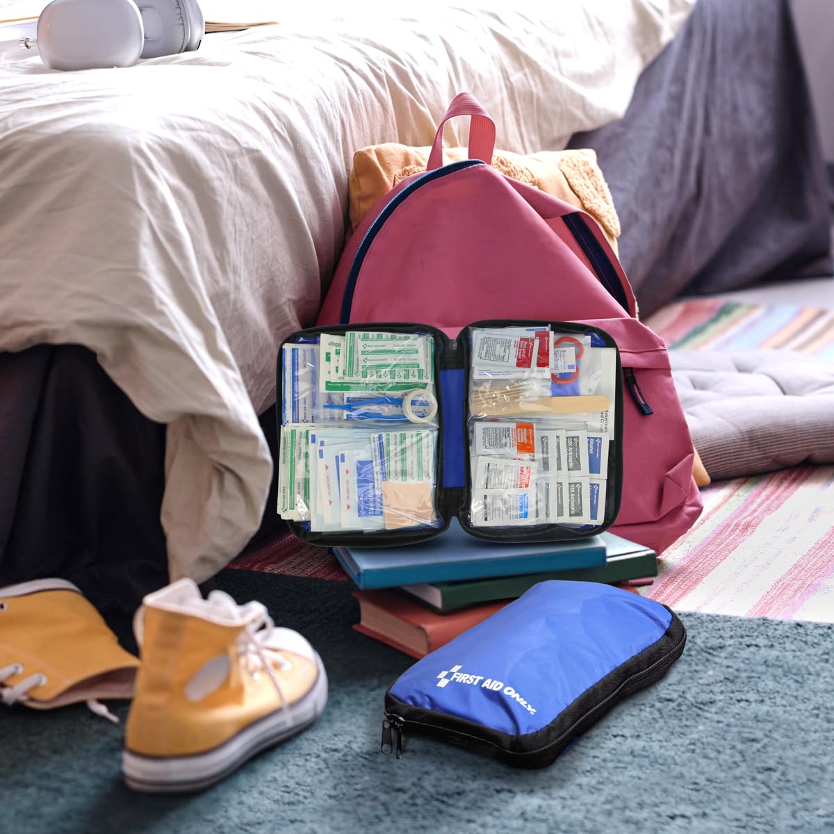 First Aid Only en mochila durante senderismo, listos para emergencias al aire libre