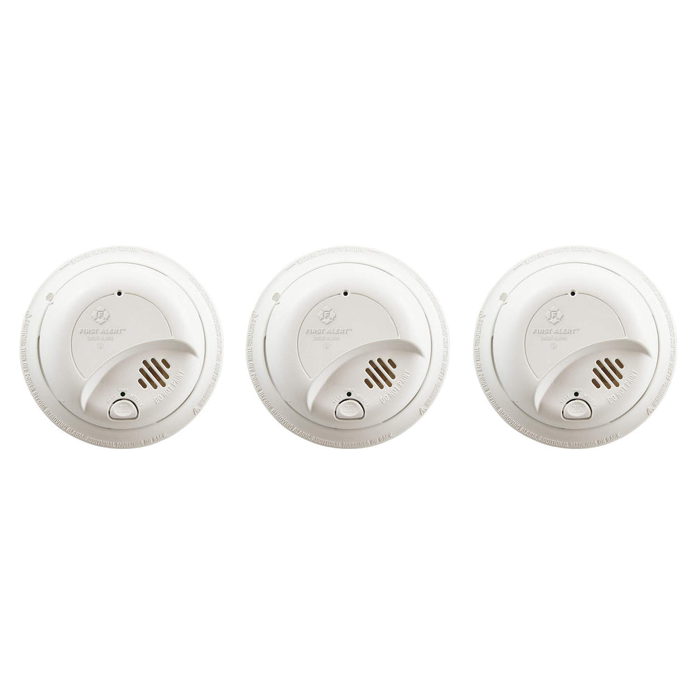 First Alert detector 9120B vista frontal del pack de 3 mostrando diseño y montaje fácil