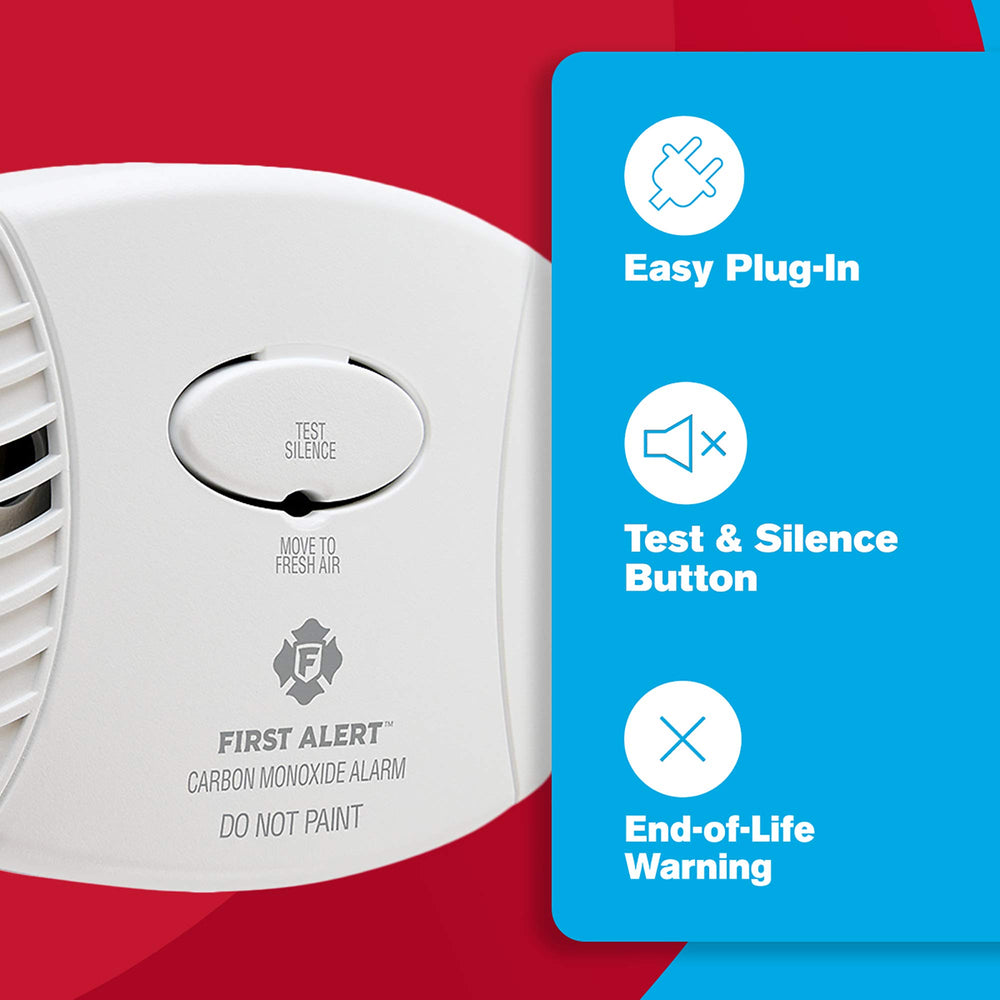 First Alert detector enchufado en sala mostrando protección activa
