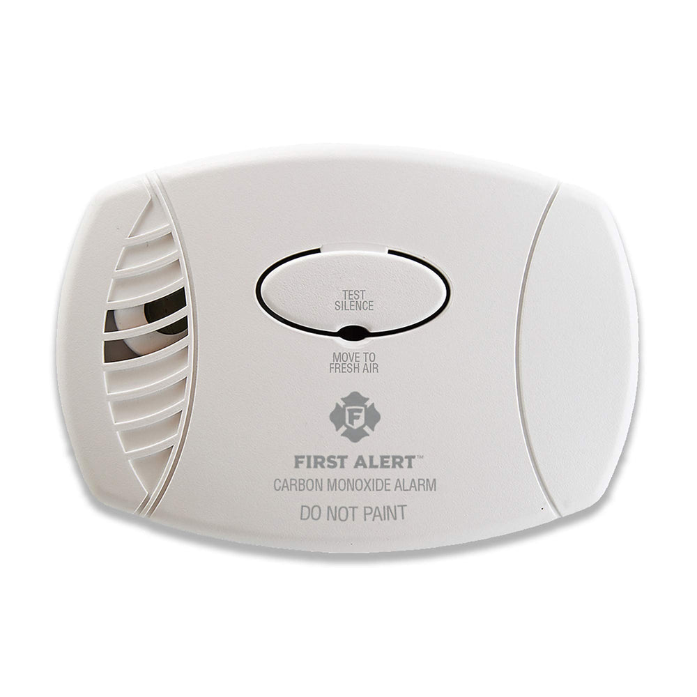 First Alert vista frontal del detector enchufable con alarma audible