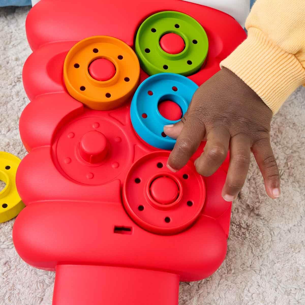 Fisher-Price escala del juguete junto a una mano para referencia