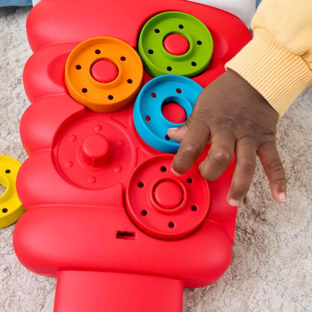 Fisher-Price escala del juguete junto a una mano para referencia