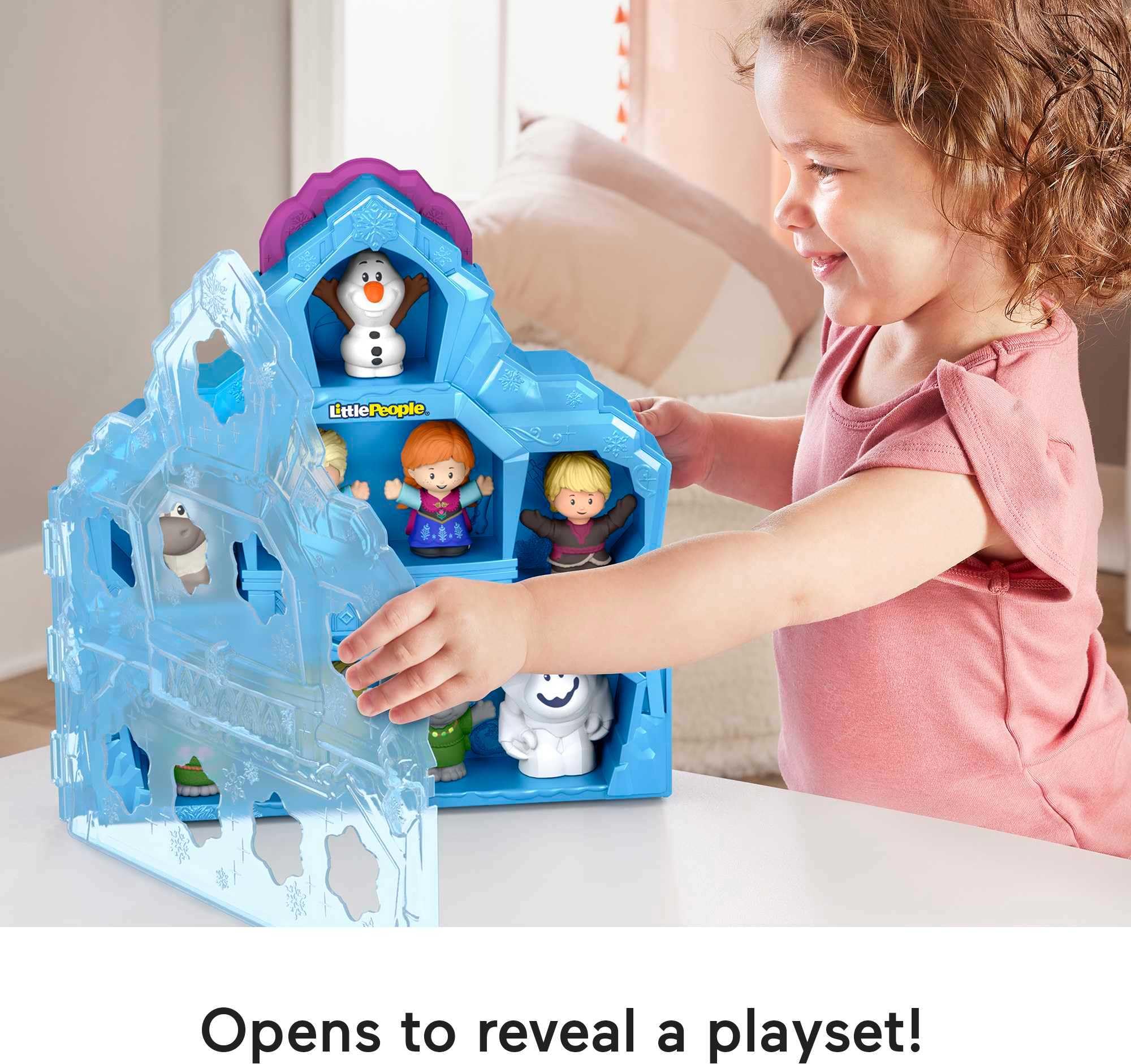 Fisher-Price estuche junto a una mochila para comparar tamaño portable