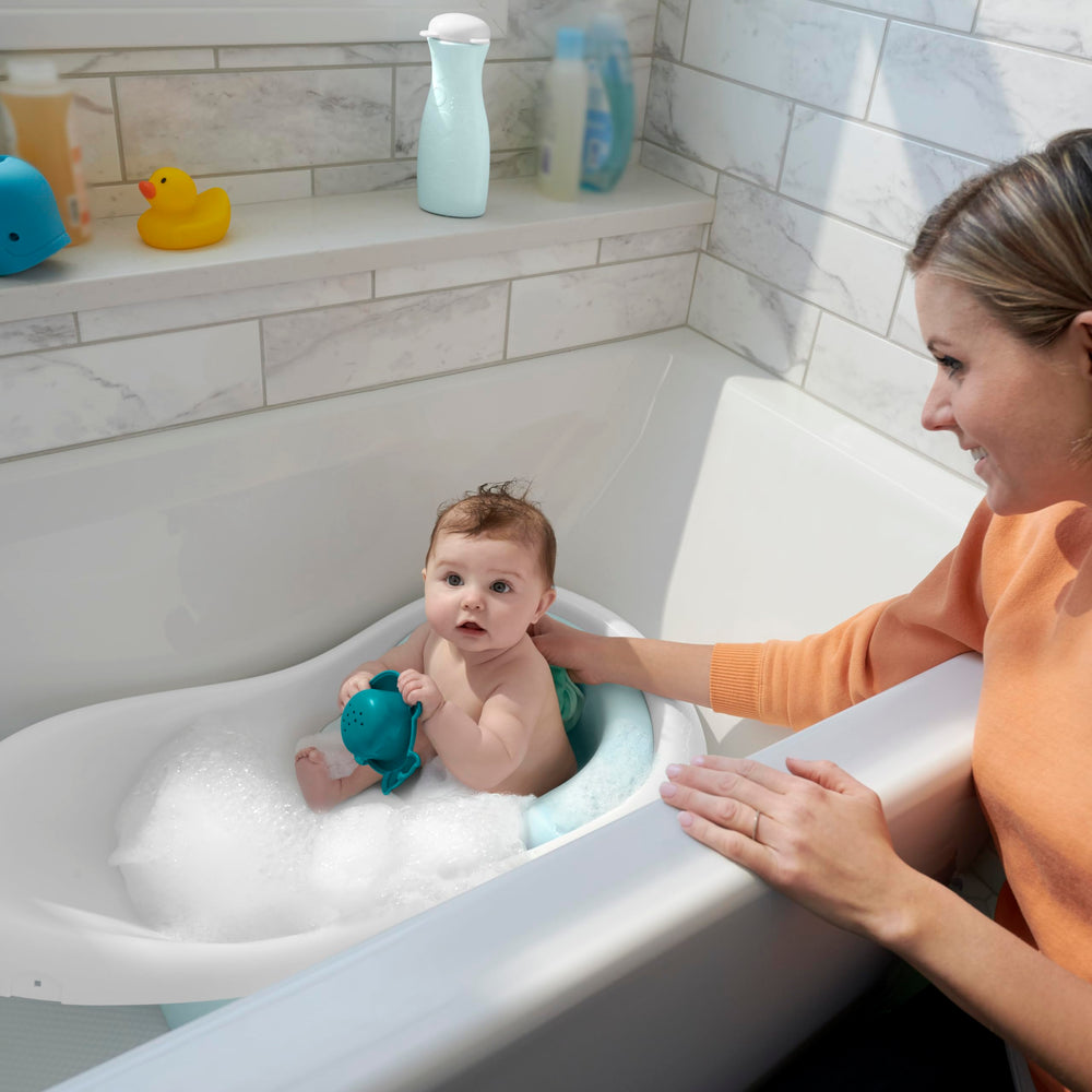 Fisher-Price inserto Sit‑Me‑Up protegiendo de resbalones durante el baño
