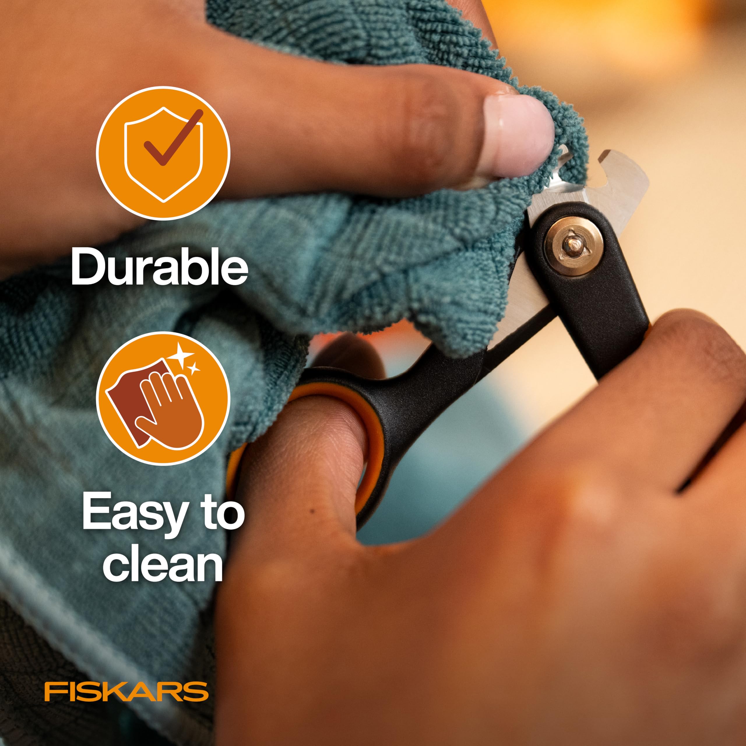 Fiskars hoja de acero inoxidable mostrando filo duradero y limpieza fácil