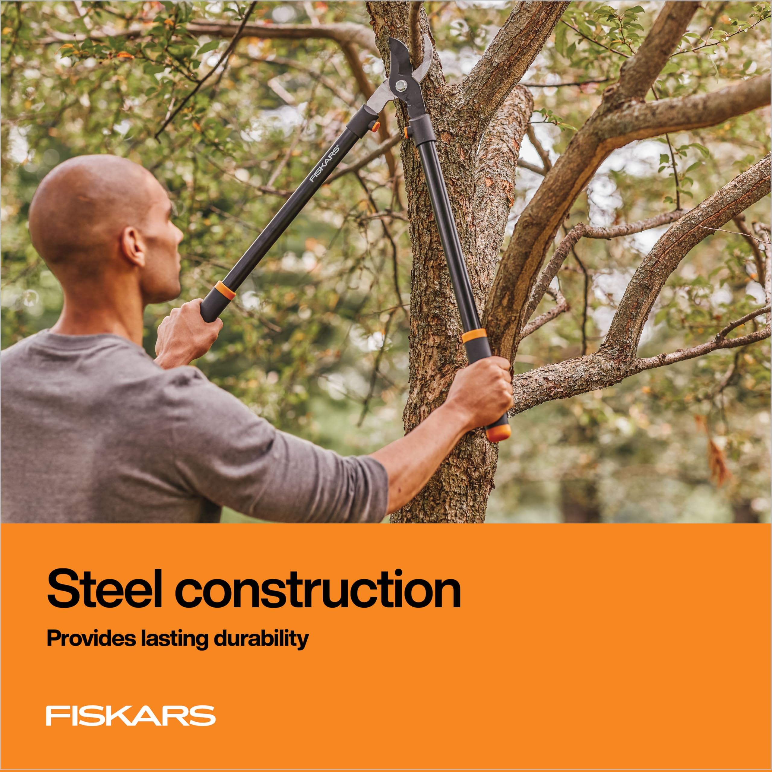 Fiskars herramienta junto a una cinta métrica para mostrar escala y tamaño real