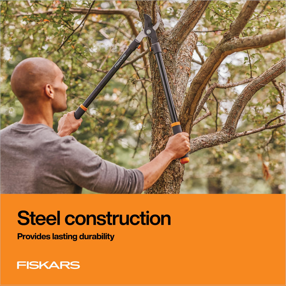 Fiskars herramienta junto a una cinta métrica para mostrar escala y tamaño real