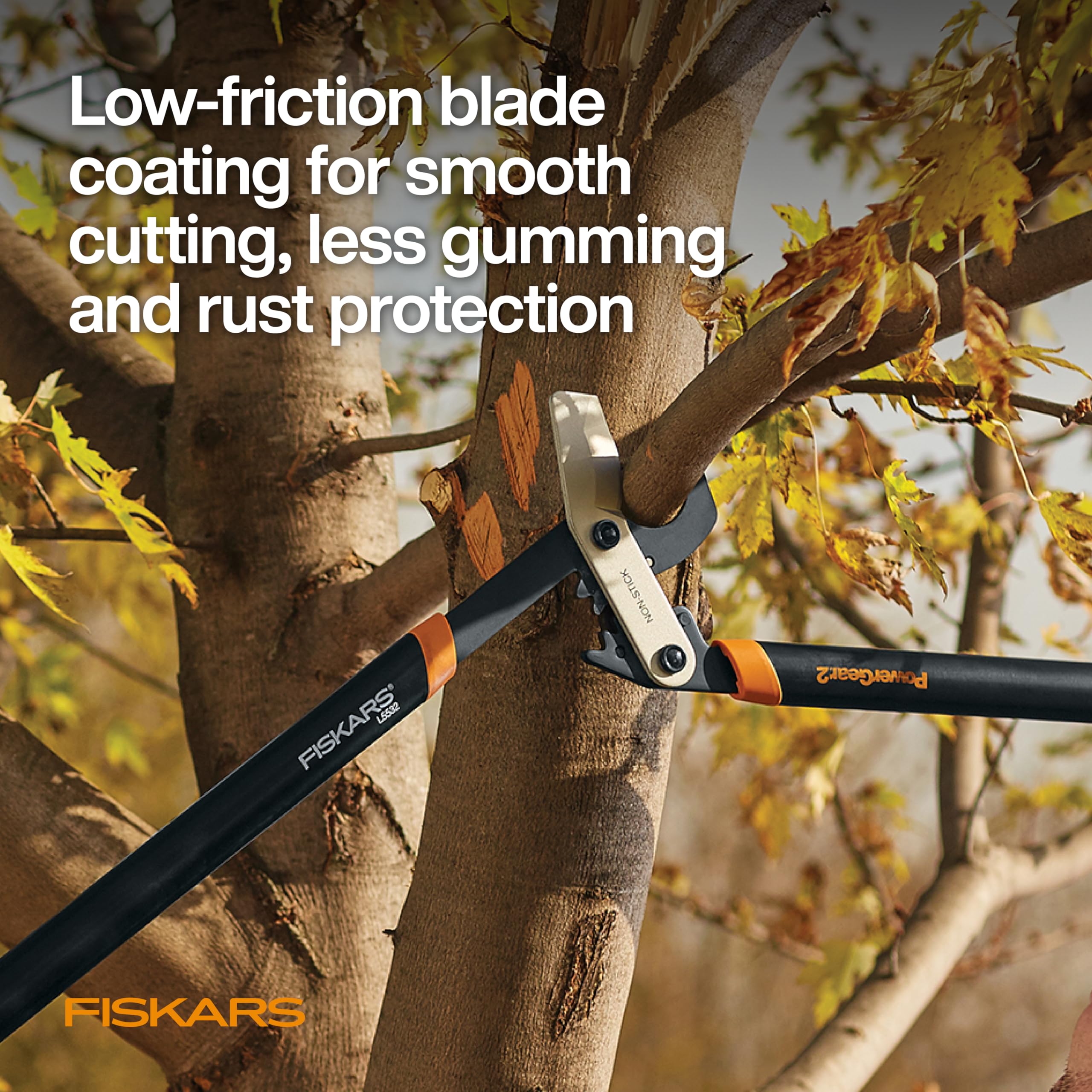 Fiskars PowerGear2 en uso cortando rama demostrando potencia y facilidad