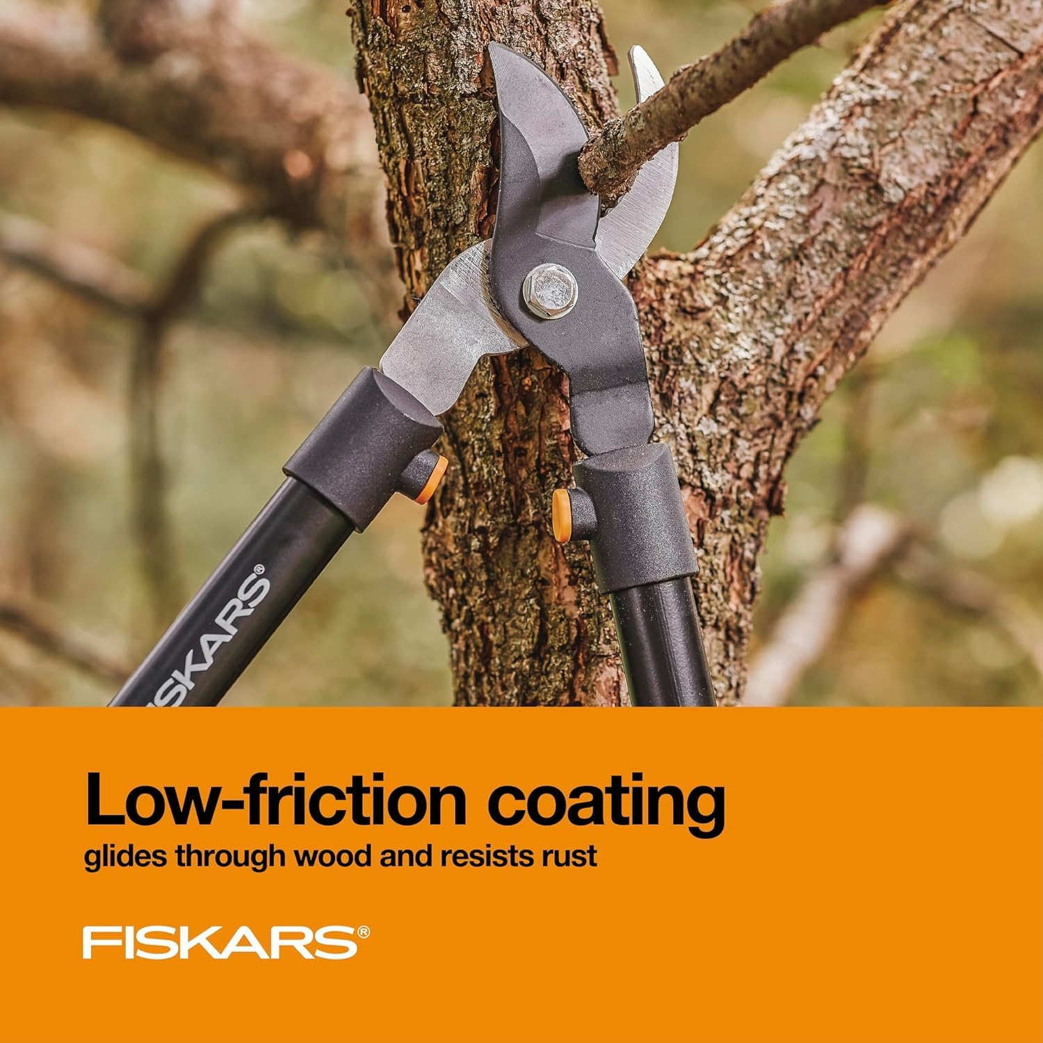 Fiskars tijera en uso cortando rama para demostración de eficacia y control