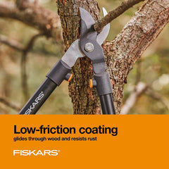 Fiskars tijera en uso cortando rama para demostración de eficacia y control