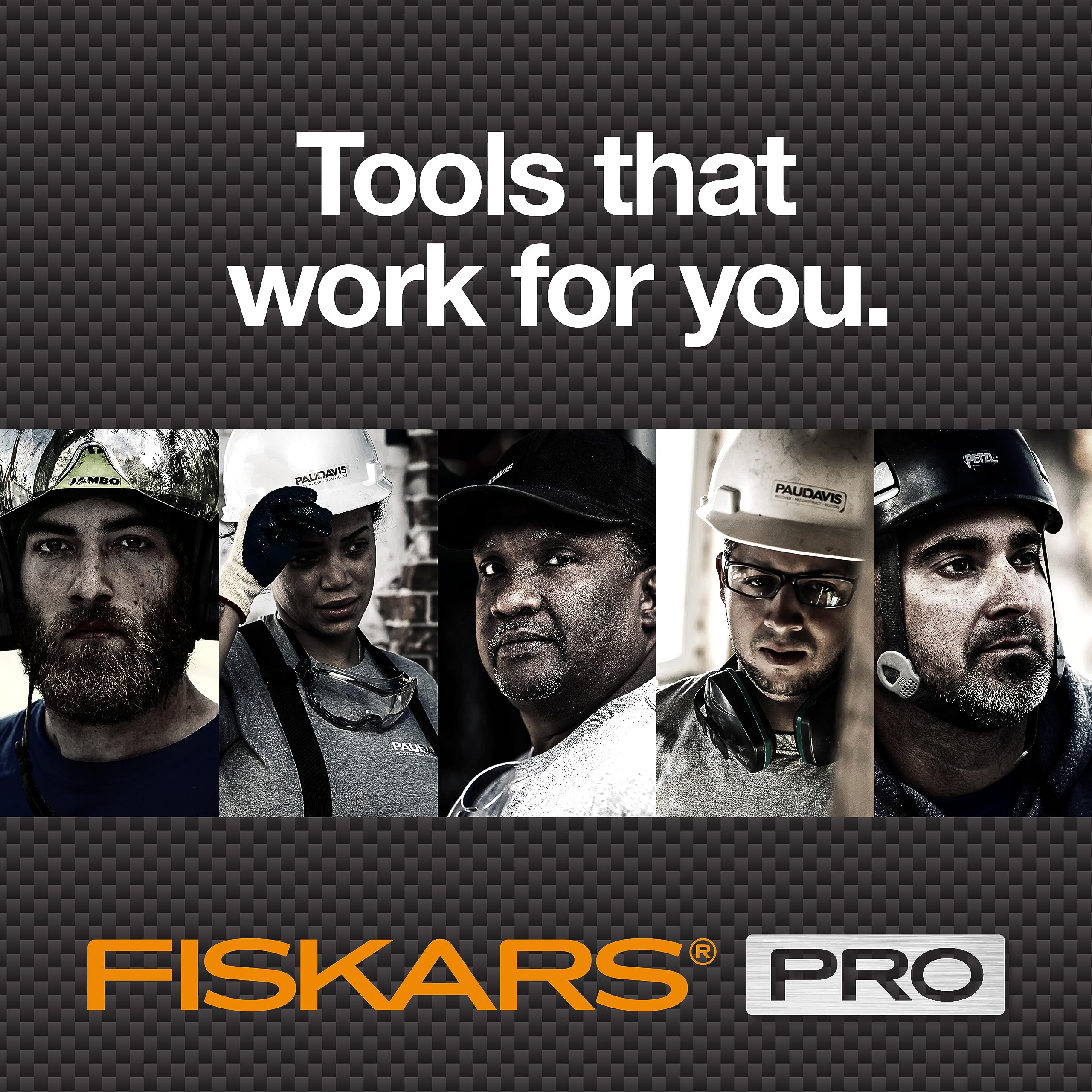 Fiskars maza en entorno de camping lista para preparar leña junto a la fogata
