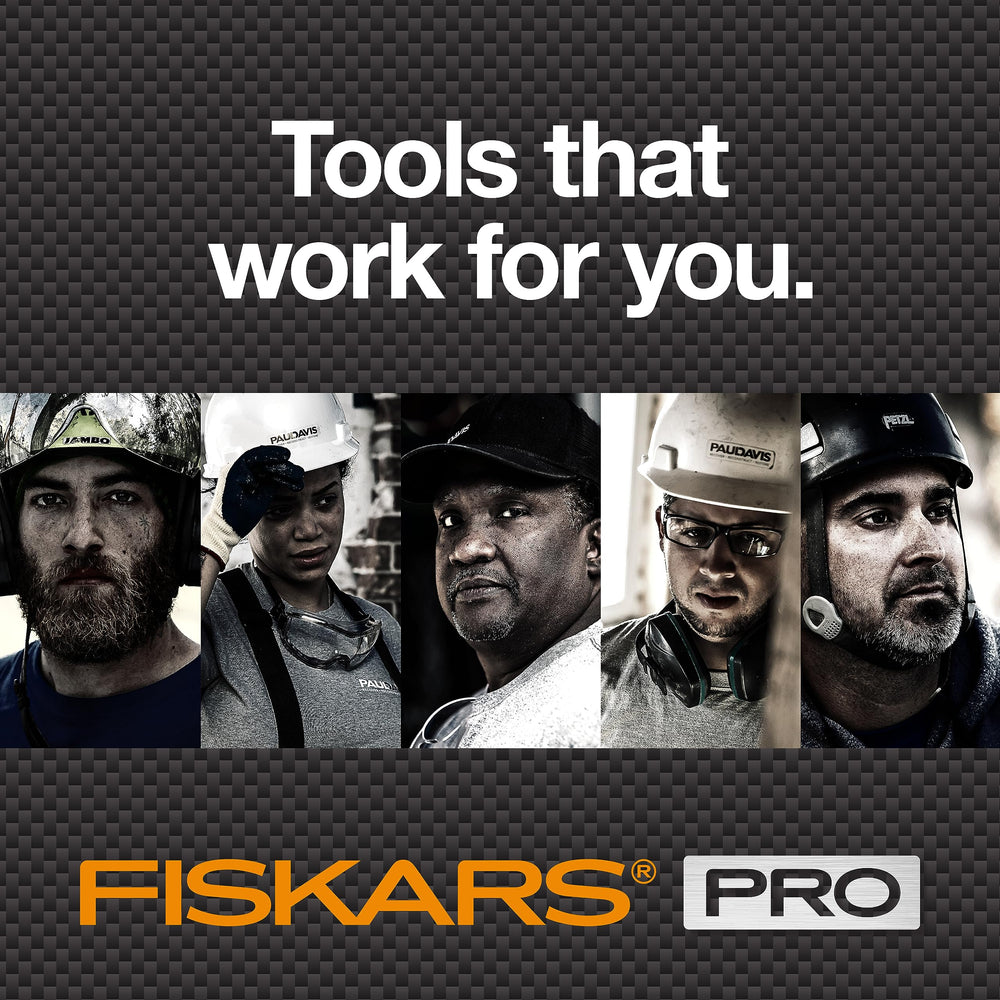 Fiskars maza en entorno de camping lista para preparar leña junto a la fogata