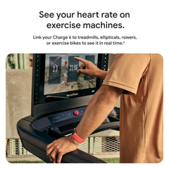 Fitbit Charge 6 pantalla activada con métricas de entrenamiento claras