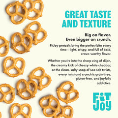 FitJoy pretzel en mano para comparar tamaño y porción
