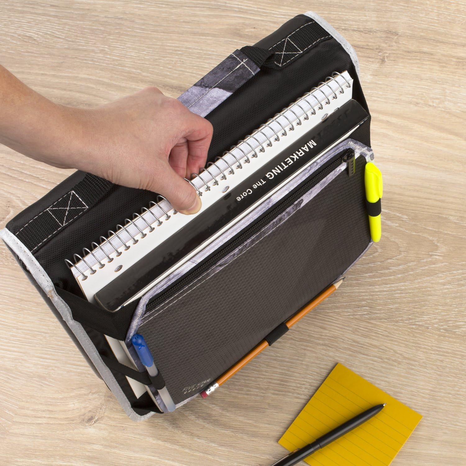 Five Star comparación del binder junto a cuadernos para mostrar proporción y capacidad