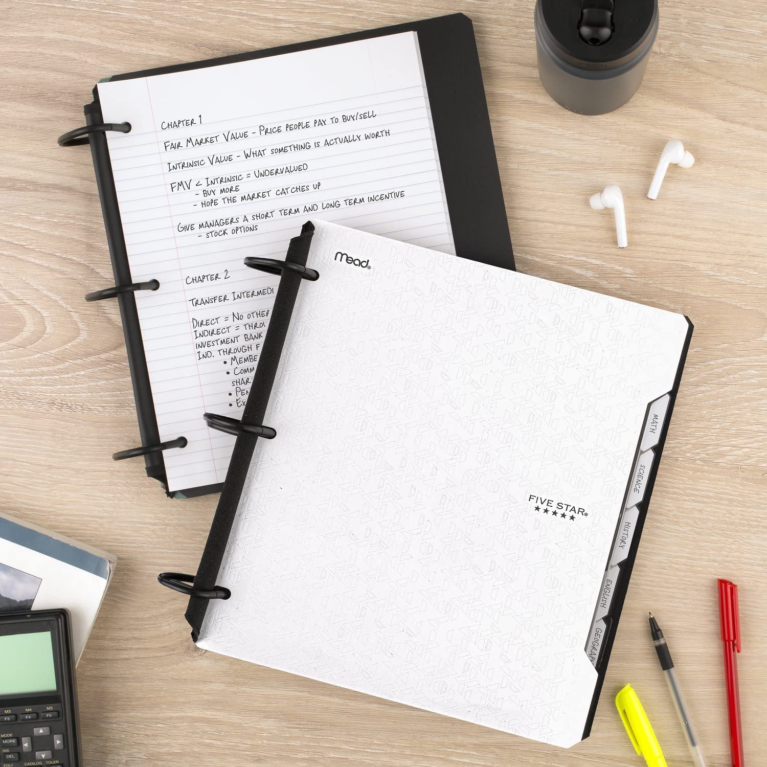 Five Star cuaderno en manos para comparar tamaño y capacidad