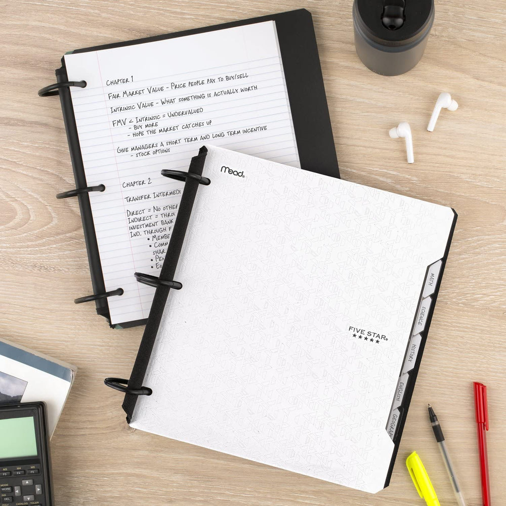 Five Star cuaderno en manos para comparar tamaño y capacidad