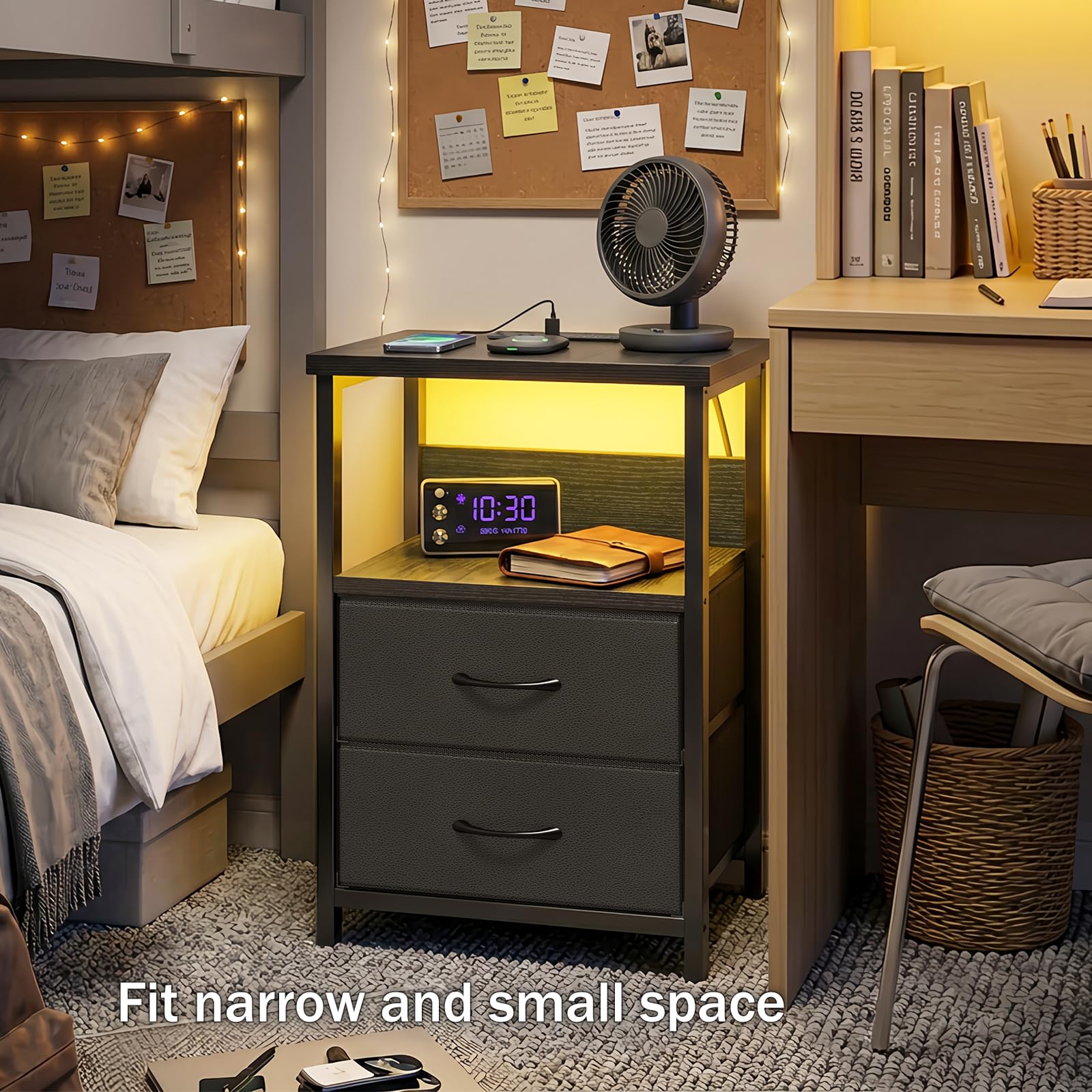 Fixwal mesita colocada junto a cama en dormitorio creando ambiente cálido