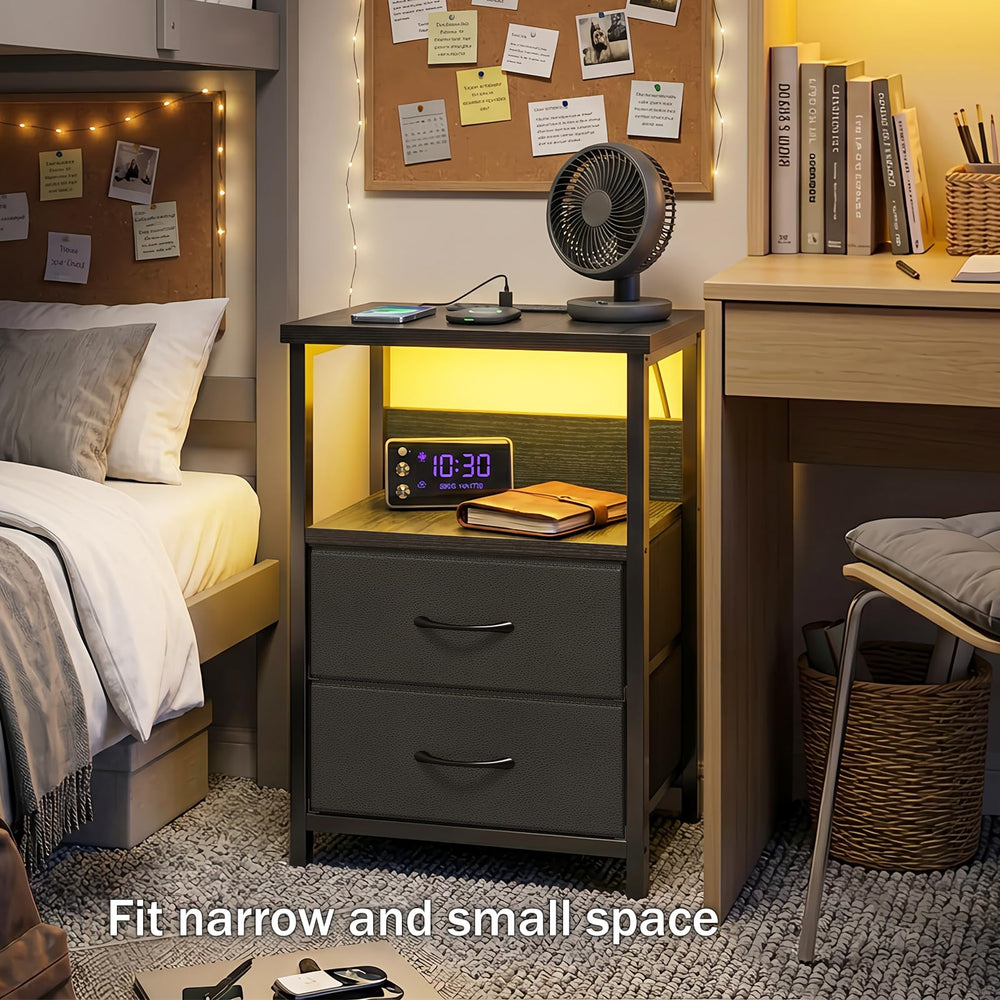 Fixwal mesita colocada junto a cama en dormitorio creando ambiente cálido