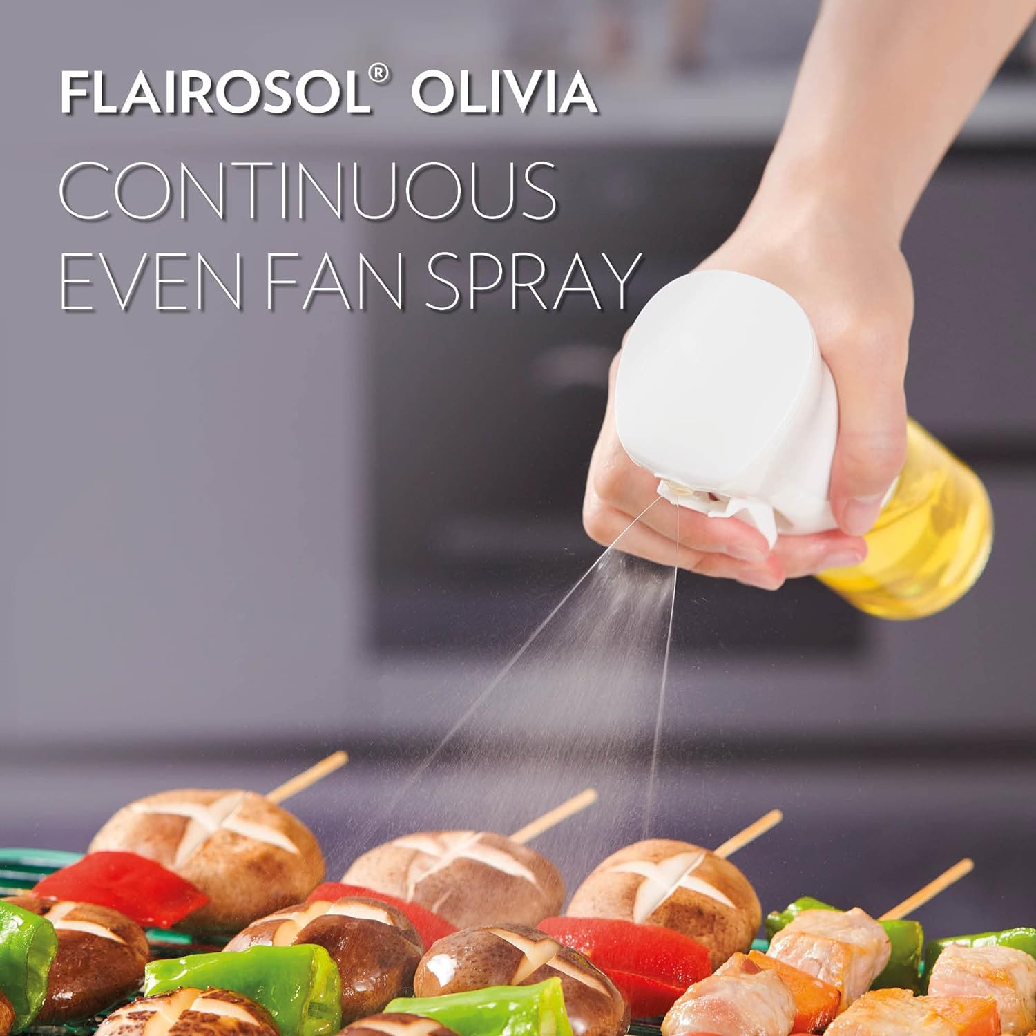 FLAIROSOL Olivia rociando aceite sobre ensalada para aderezado controlado