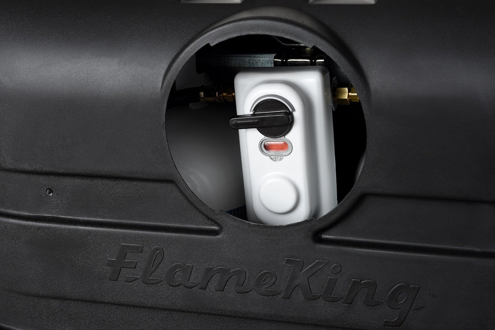 Flame King interior mostrando espacio para dos tanques de 20 lb, ajuste seguro