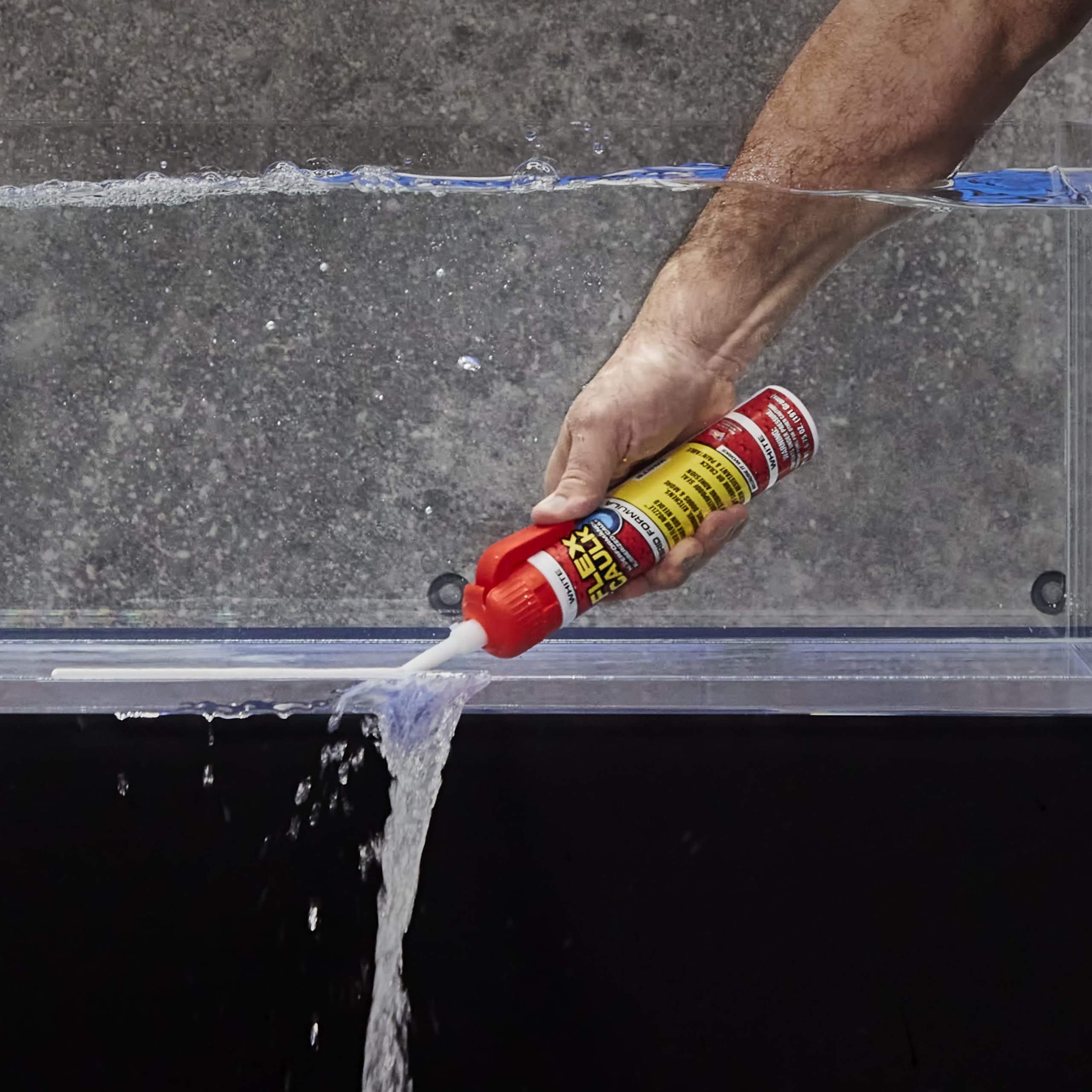 Flex Seal en entorno marino mostrando adherencia y resistencia al agua