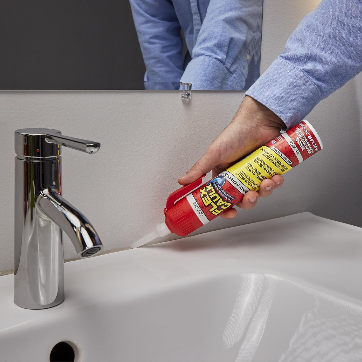 Flex Seal aplicado en junta de bañera para sellado resistente al agua