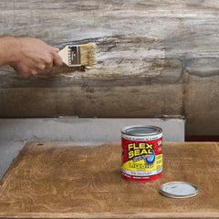 Flex Seal Liquid aplicada con pincel en junta, facilita reparaciones rápidas
