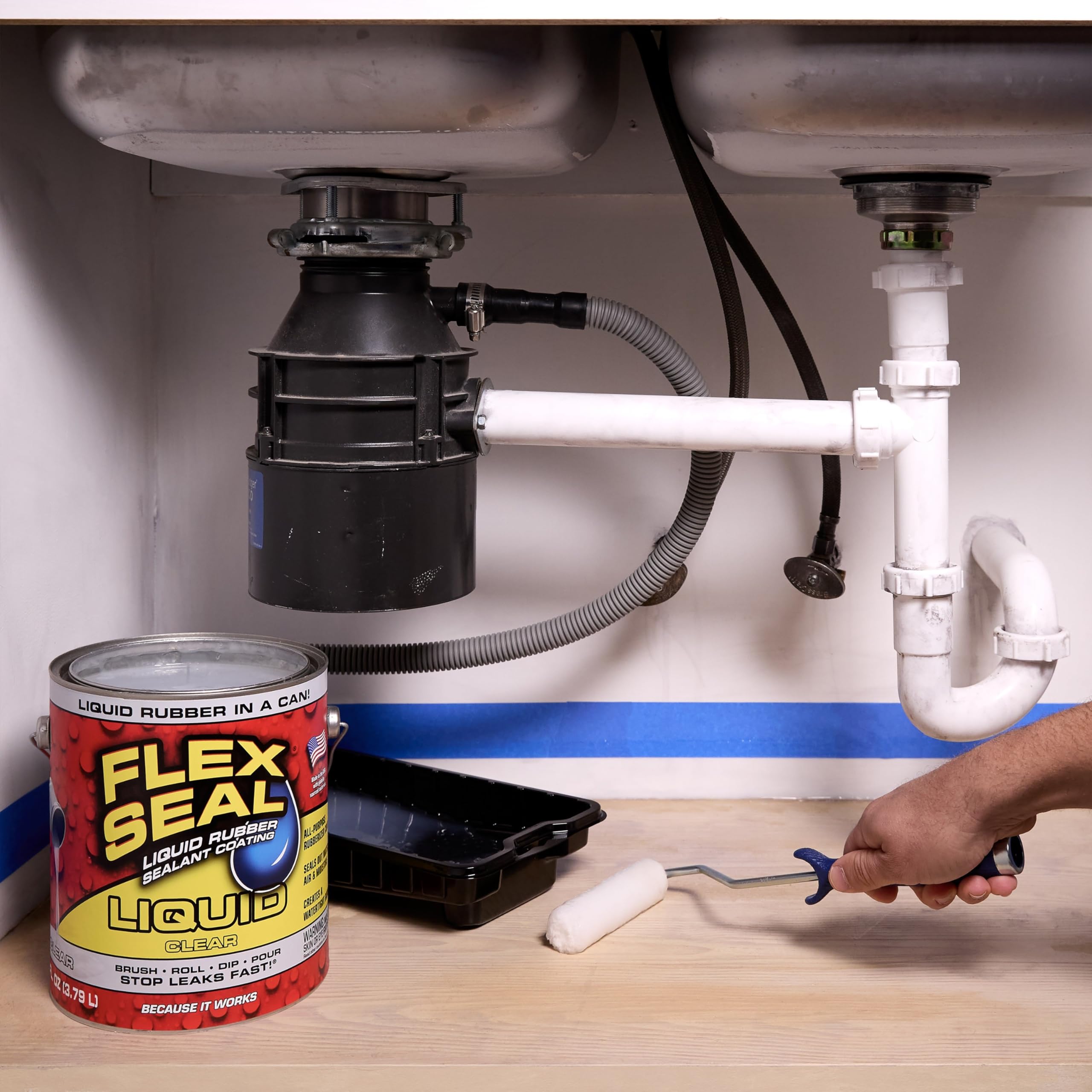 Flex Seal Liquid junto a objetos para escala, envase de 16 oz fácil de manejar