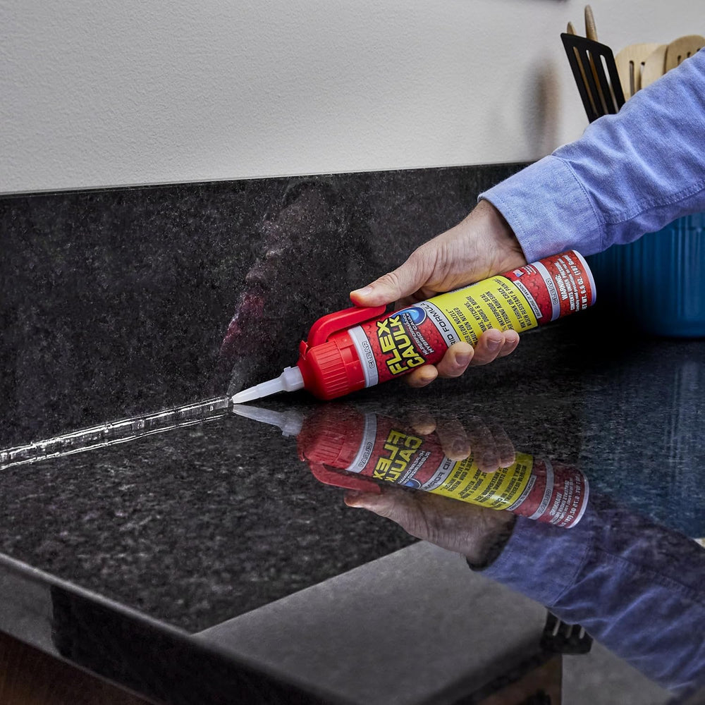 Flex Seal sellando una junta de techo exterior resistente a UV