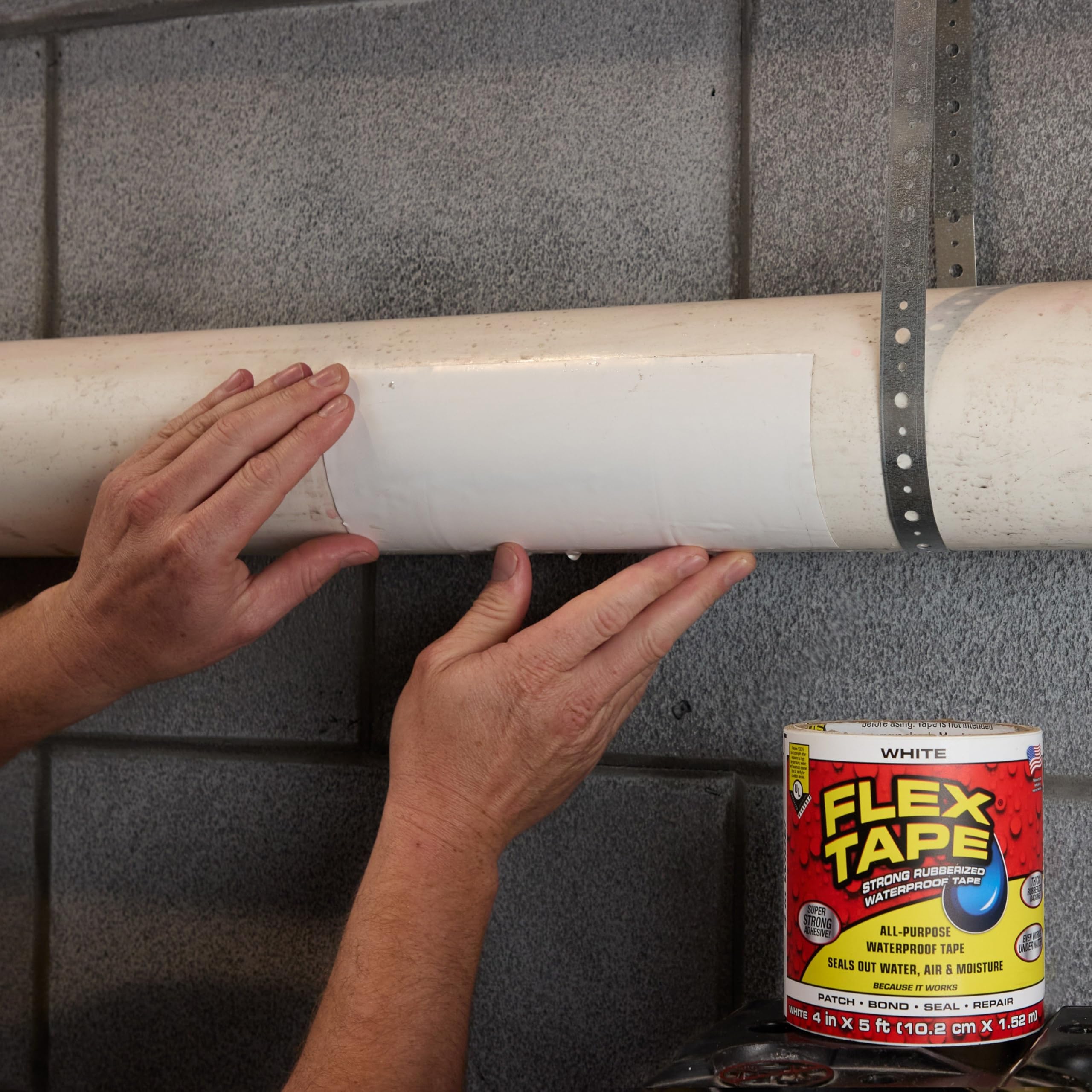 Flex Tape aplicado en una tubería con fuga mostrando parche efectivo y prevención de pérdidas