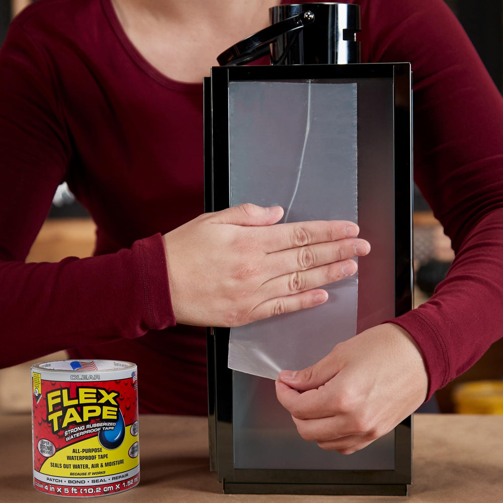 Flex Tape aplicado en una tubería con fuga, demostrando sello rápido y prevención de pérdida de agua