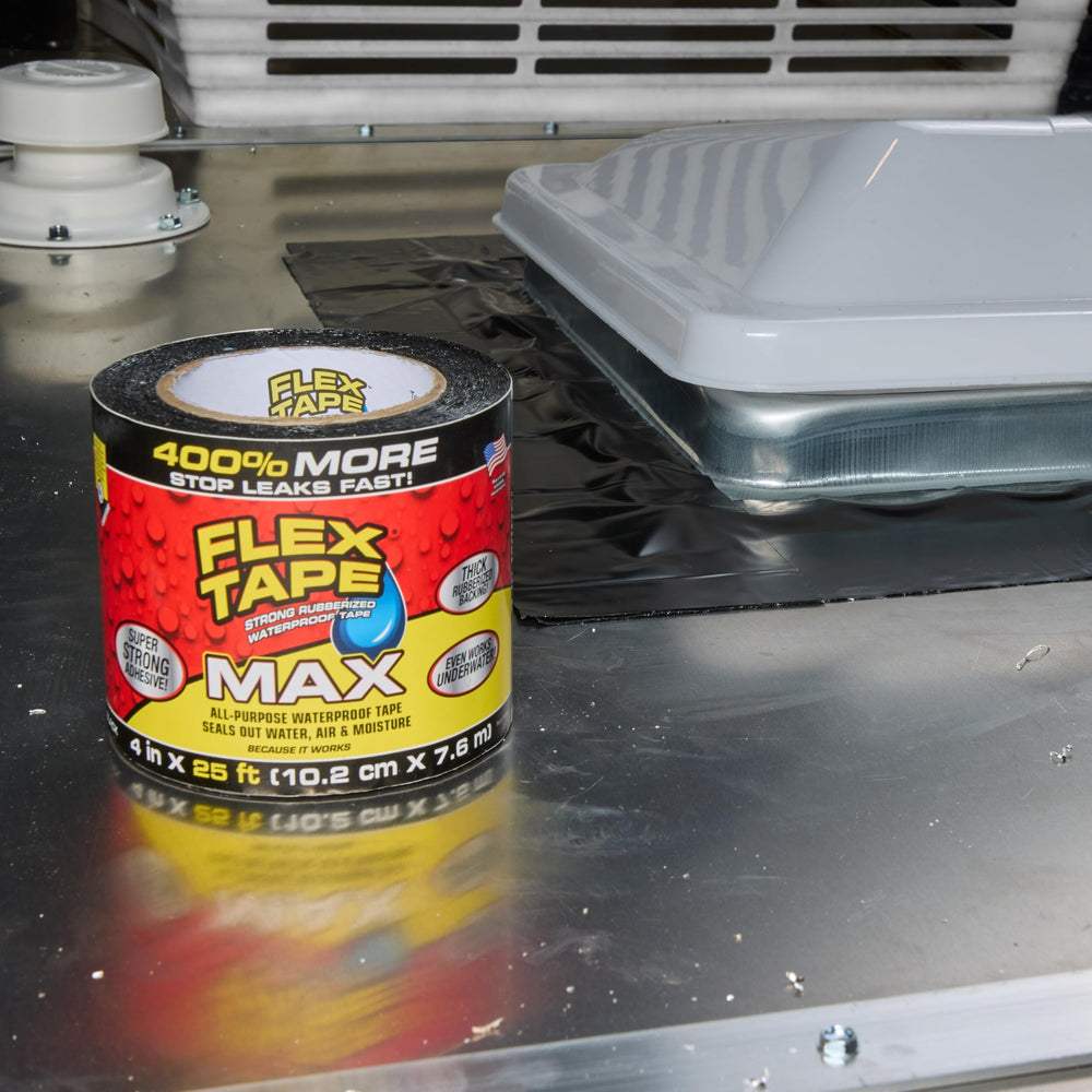 Flex Tape junto a una mano para comparar tamaño y manejo fácil