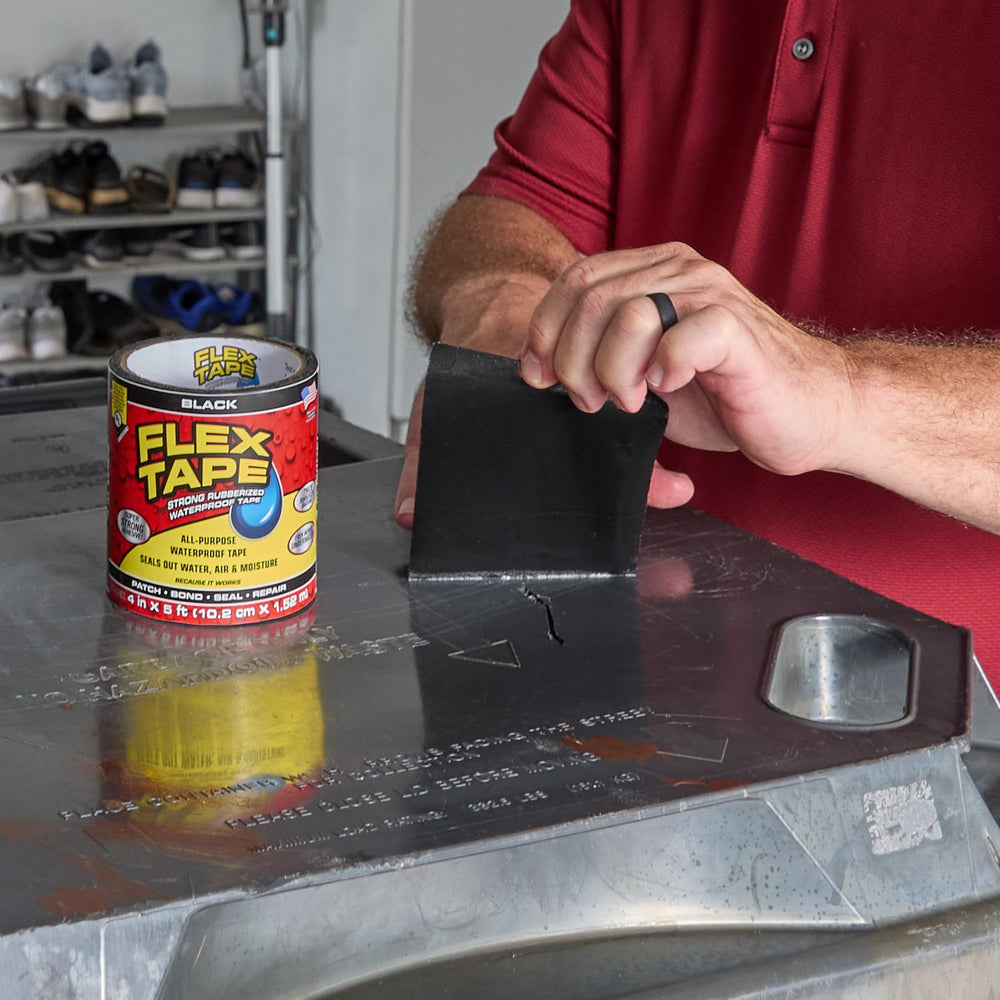 Flex Tape aplicada sellando una fuga en tubería, reparación instantánea confiable
