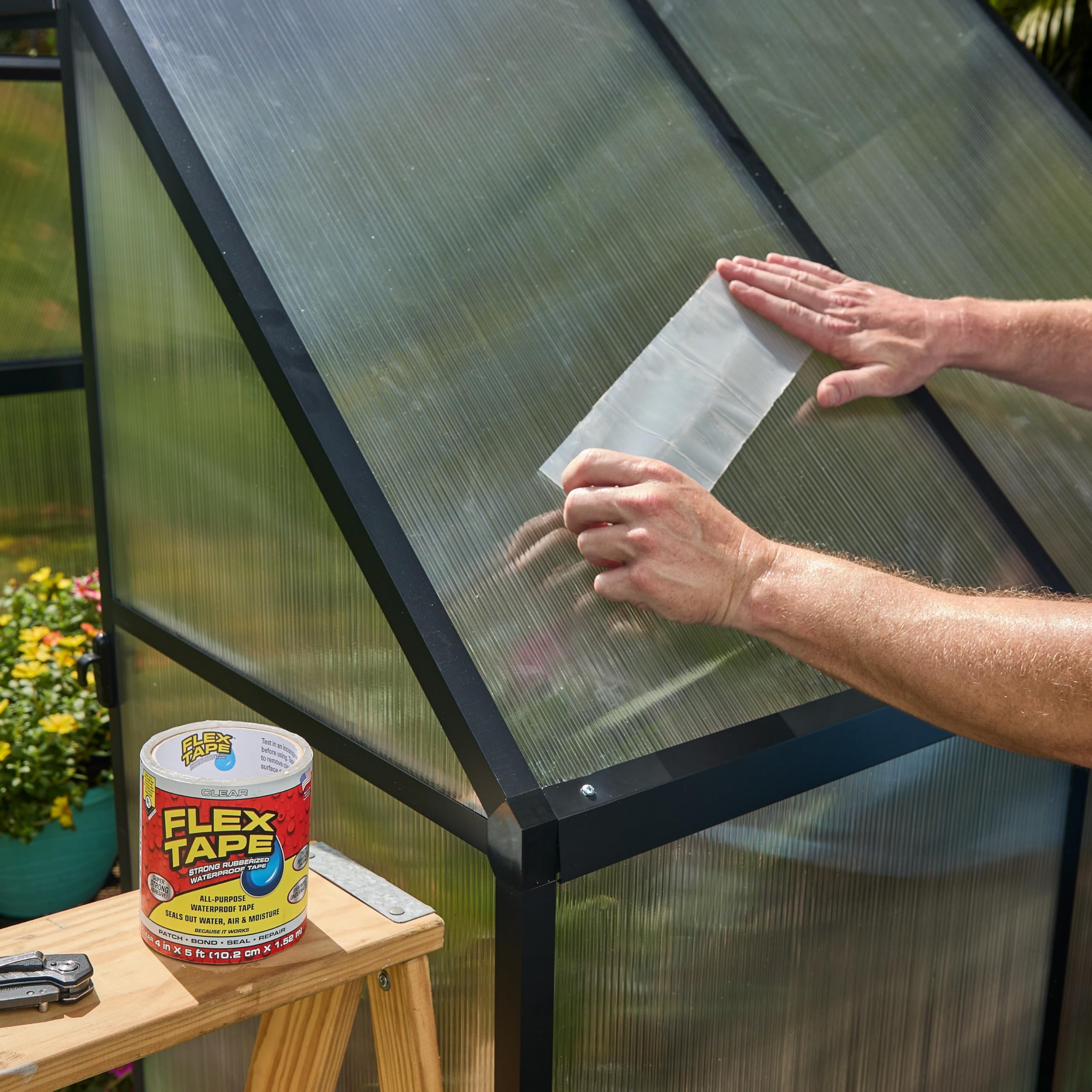 Flex Tape sellando una gotera en techo exterior, demostrando protección contra filtraciones climáticas