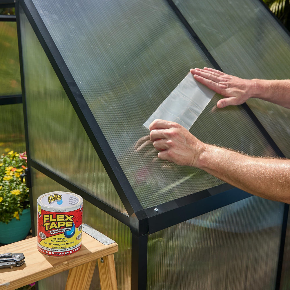 Flex Tape sellando una gotera en techo exterior, demostrando protección contra filtraciones climáticas